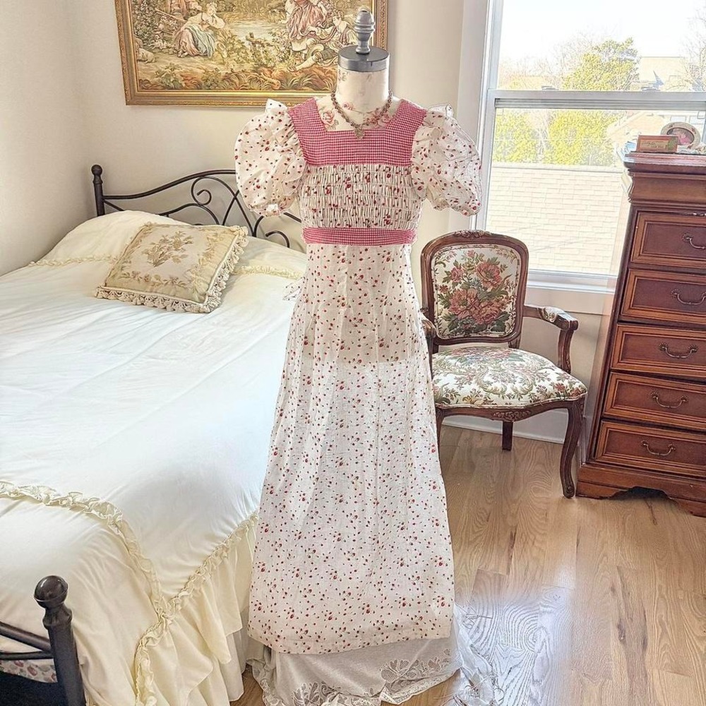 70s Strawberry prairie maxi dress  Rare 70s white cotton prairie‎ maxi dress PBJ